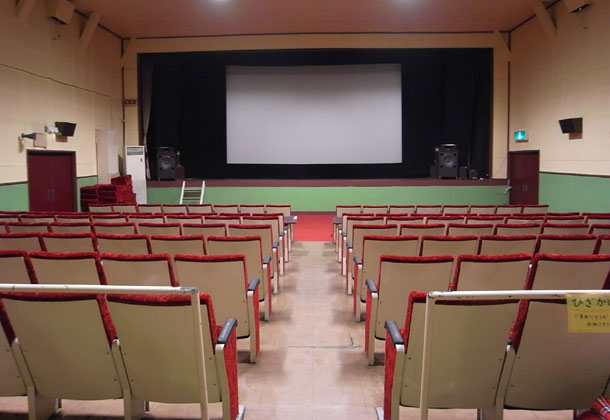 川越スカラ座館内写真　客席124席　テーブル席あり。