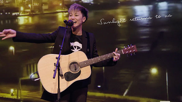 デニス・ホー ビカミング・ザ・ソング、画像9